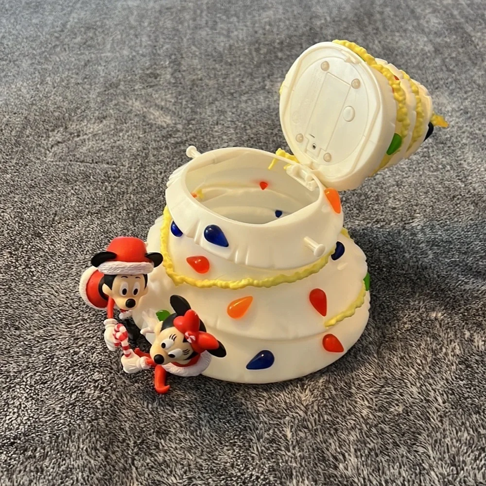 ๐ Disney Christmas popcorn bucket ๐ฟ - Picture 4 of 5